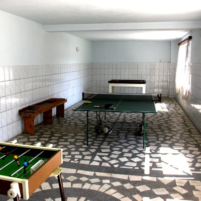 Masă de ping pong și foosball